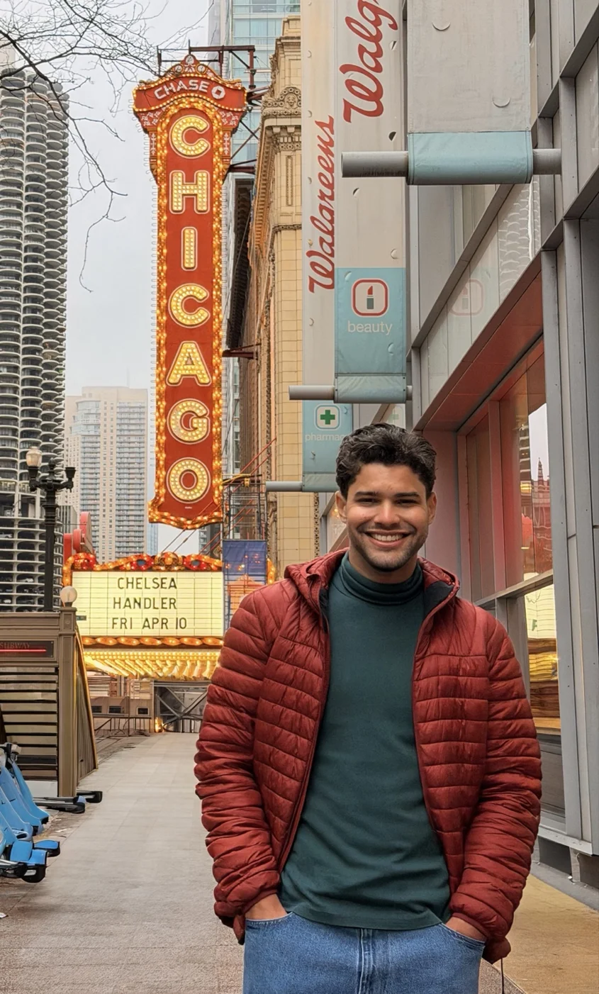 Ricardo junto al Chicago Theatre