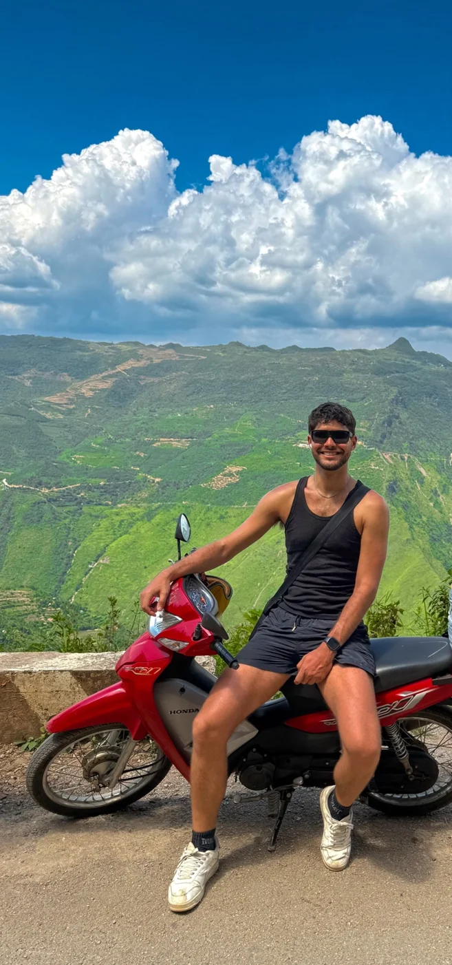 Ricardo en un paisaje de montañas