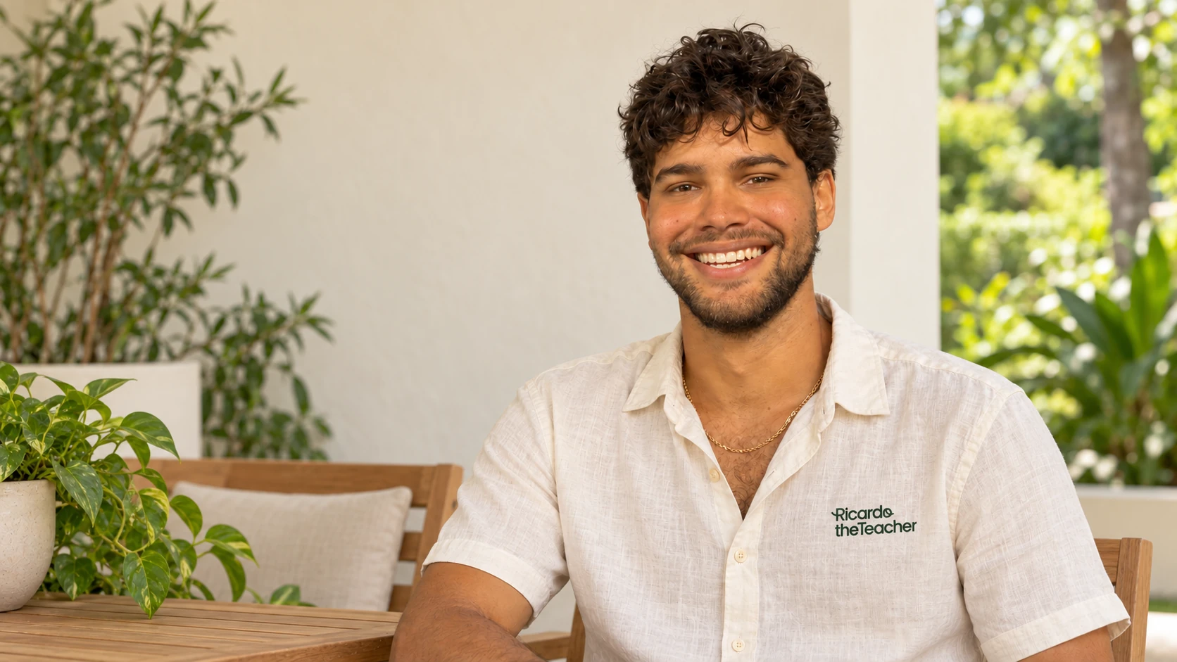 Ricardo sentado en una terraza con su camisa de RTT